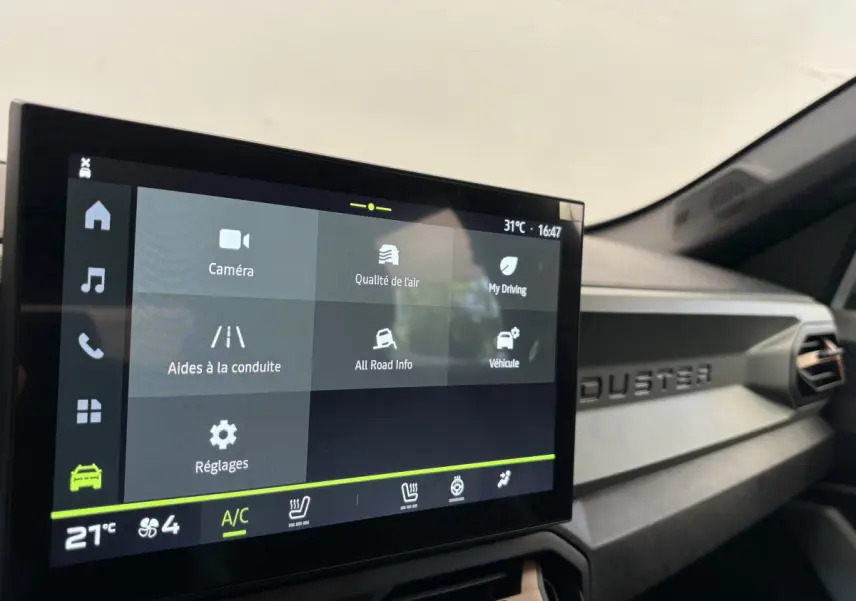 Écran tactile central affichant les options de conduite dans l'habitacle du Dacia Duster noir 2025.