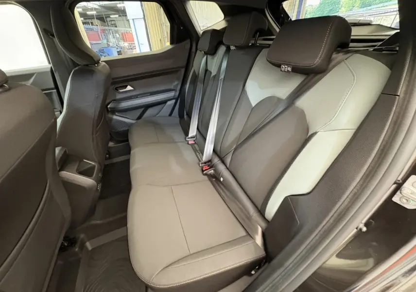 Vue intérieure côté droit sur la banquette arrière bicolore grise et noire du Dacia Duster 2025 noir extreme mild hybrid.