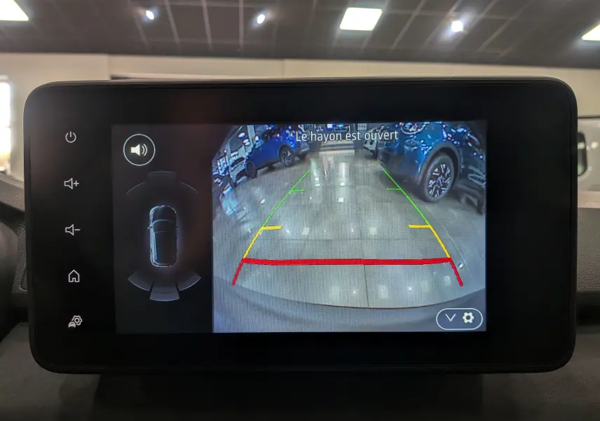 Affichage de la caméra de recul du Dacia Sandero Stepway gris schiste, vue arrière avec lignes de guidage colorées.