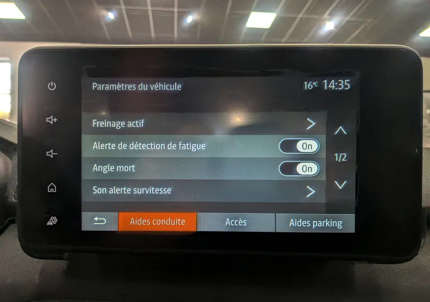 Écran tactile du tableau de bord de la Dacia Sandero Stepway TCe 110 Gris Schiste affichant les aides à la conduite.