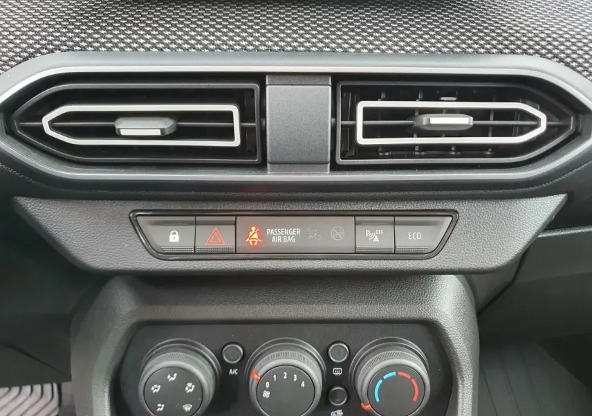 Détail de la console centrale du Dacia Jogger 2024, montrant les aérateurs et commandes de climatisation manuelle.