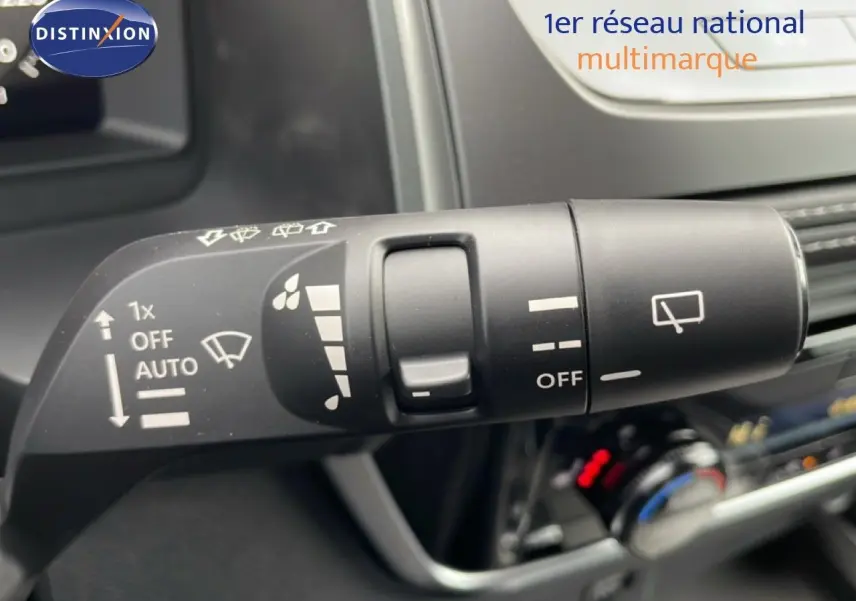 Gros plan sur la commande d’essuie-glace du Nissan Qashqai 2025 gris squale metal, intérieur noir visible en arrière-plan.