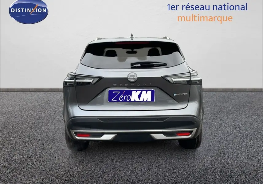 Vue arrière d'un Nissan Qashqai gris squale métal 2025 avec logo e-Power et feux LED distinctifs.
