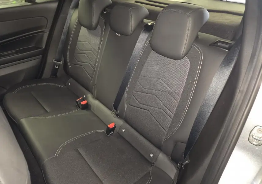 Vue intérieure côté droit de la banquette arrière noire du Jeep Avenger 2025 avec sellerie mixte tissu et TEP.