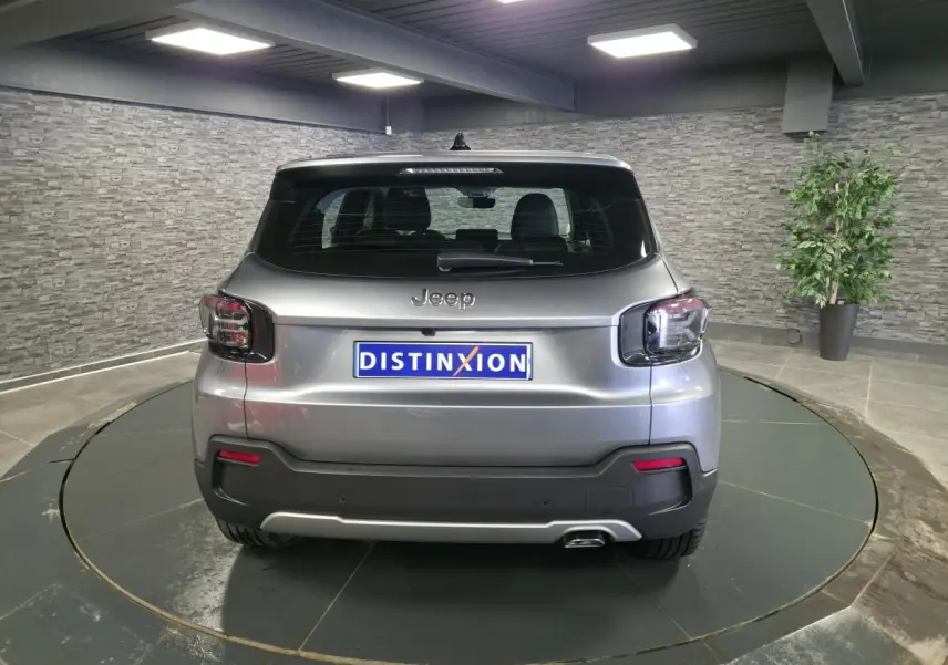Vue arrière du Jeep Avenger gris métallisé 2025 avec feux arrière LED et hayon électrique mains-libres.