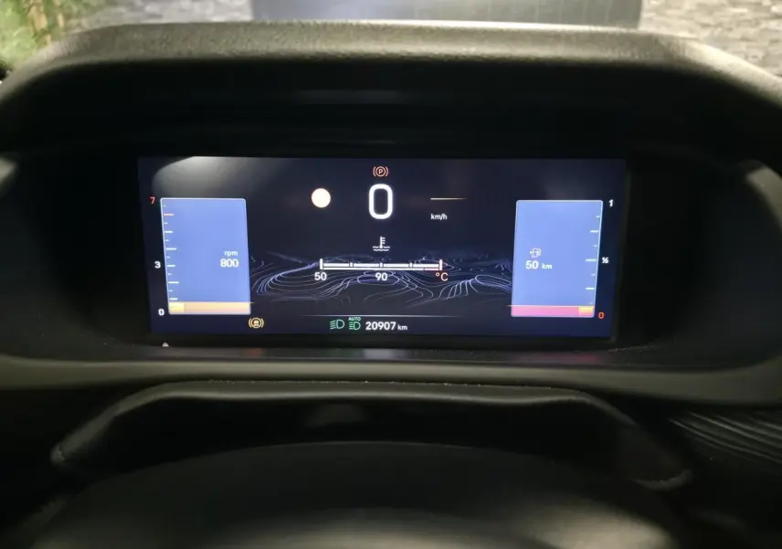 Combiné d'instrumentation numérique du Jeep Avenger 2025 affichant vitesse, compte-tours et autonomie, vue frontale.