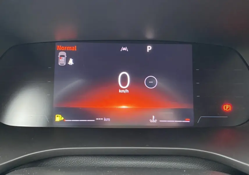 Affichage numérique du combiné d'instruments Renault Arkana 2024, vue frontale, indiquant 0 km/h et mode Normal.