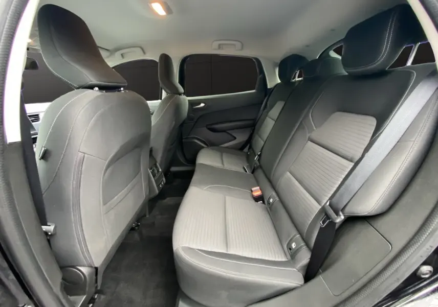 Vue intérieure arrière côté droit du Renault Arkana noir 2024, montrant la banquette 3 places en tissu gris avec appuie-têtes.