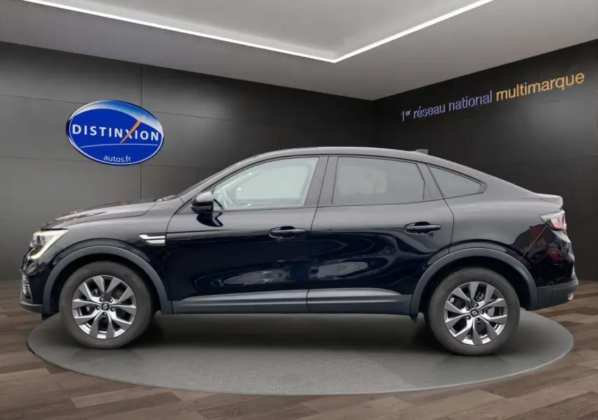 Renault Arkana noir en profil droit, SUV compact avec lignes fluides et jantes alliage visibles en showroom.