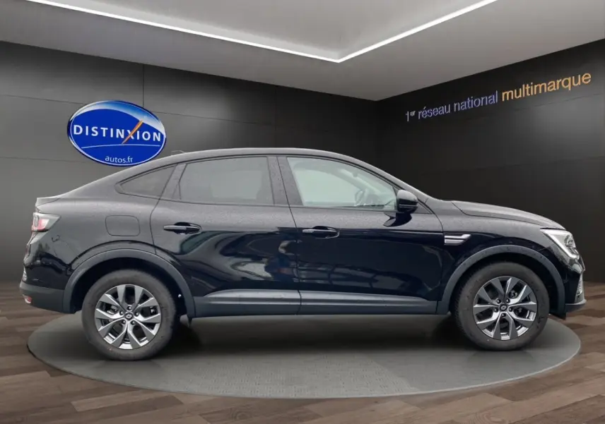 Profil côté gauche de la Renault Arkana noire 2024 en hybride essence, avec jantes alliage et silhouette coupé SUV.