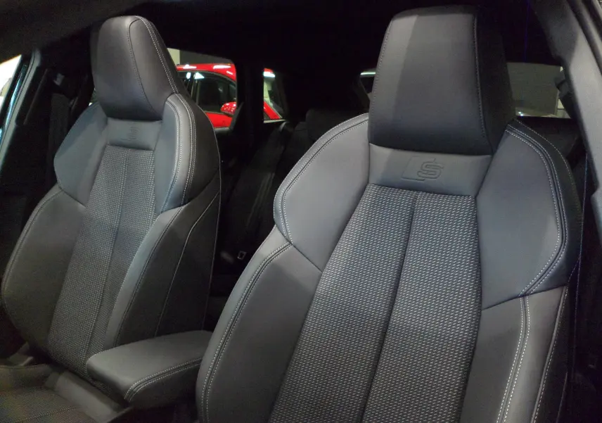 Gros plan sur les sièges avant en cuir noir avec logo S embossé, intérieur de l'Audi A3 Sportback 35 TFSI 2025.