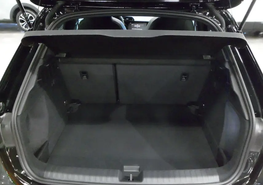 Coffre ouvert d'une Audi A3 Sportback 35 TFSI noir Mythe, montrant un espace de chargement spacieux et propre.
