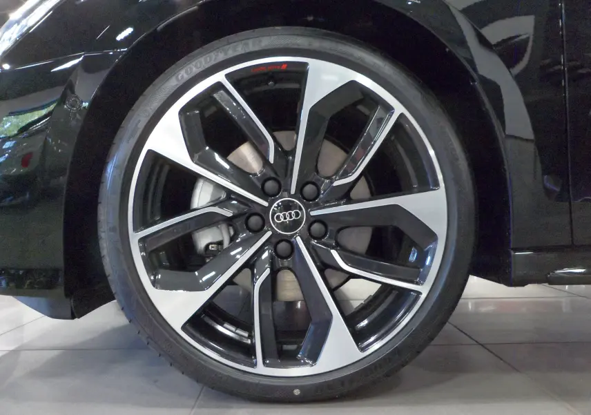 Gros plan sur la jante biton de l'Audi A3 Sportback 35 TFSI S-Line Noir Mythe, roue avant droite visible.