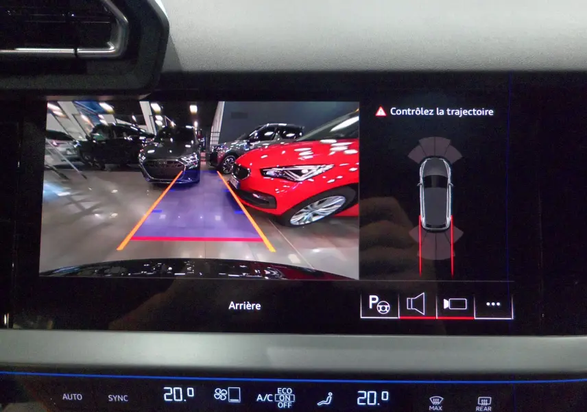 Affichage caméra de recul de l'Audi A3 Sportback noir Mythe, avec lignes de guidage et alertes de trajectoire visibles.