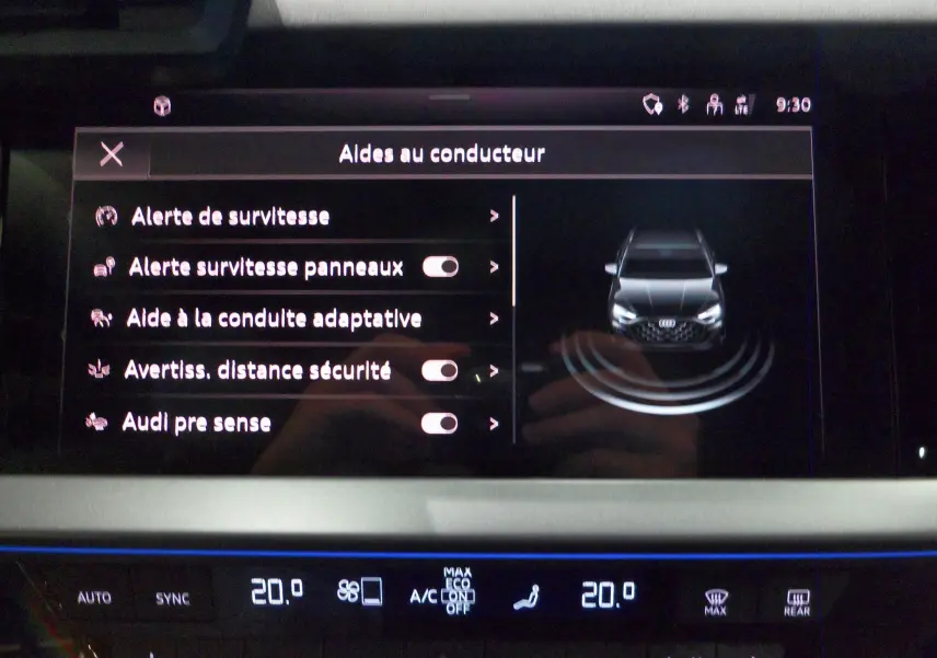 Écran intérieur de l'Audi A3 Sportback noir Mythe montrant les aides à la conduite avec interface digitale.