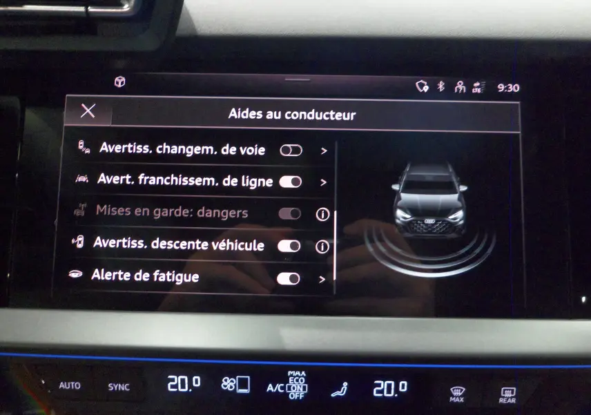 Écran tactile intérieur affichant les aides à la conduite de l'Audi A3 Sportback 35 TFSI noir Mythe.