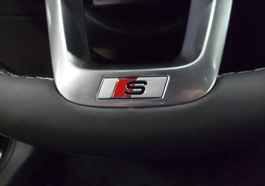 Gros plan sur le logo S sur le volant en cuir noir de l'Audi A3 Sportback 35 TFSI S-Line 2025
