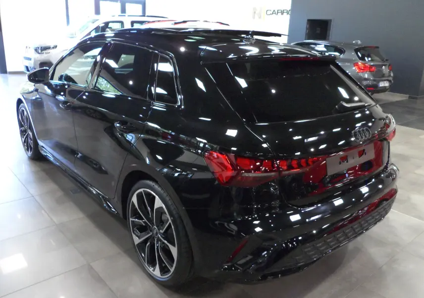 Audi A3 Sportback 35 TFSI S-Line noir mythe vue 3/4 arrière droit en intérieur avec jantes bi-ton distinctives