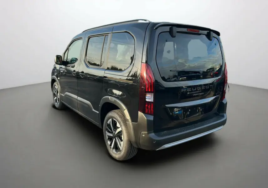 Vue 3/4 arrière droite du Peugeot Rifter noir perla nera avec vitres surteintées et jantes alu 17 pouces.