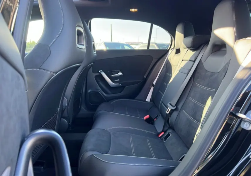 Vue intérieure côté droit sur la banquette arrière en cuir alcantara noir de la Mercedes Classe A 200D Exclusive Design.
