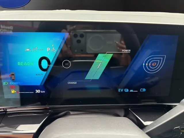 Affichage numérique du combiné d'instruments du Renault Austral 2026, montrant l'état hybride et la vitesse à 0 km/h.