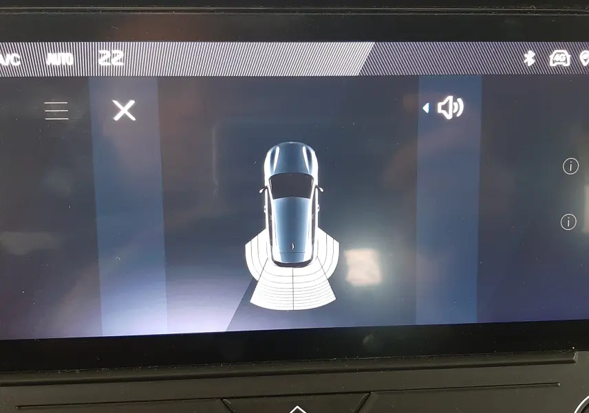 Vue de dessus de l'écran multimédia montrant la détection des capteurs d'une Peugeot 308 blanche banquise.