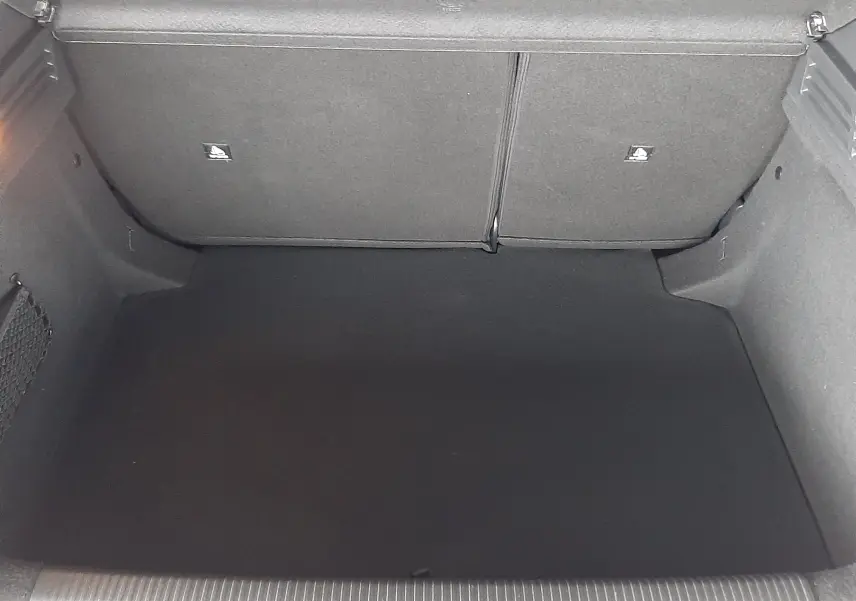Coffre vide en vue plongeante du Peugeot 308 blanc banquise, soulignant son espace de rangement intérieur.