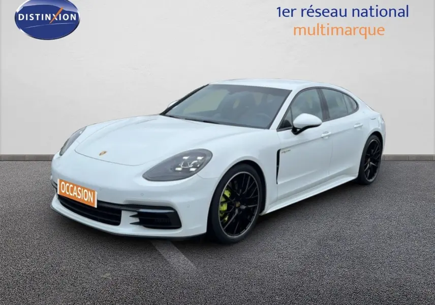 Porsche Panamera 4 E-Hybrid blanc vue 3/4 avant droit avec jantes sport noires et étriers verts.