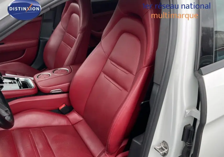 Intérieur de Porsche Panamera 4 E-Hybrid 2017 avec sièges cuir bi-ton rouge, vu côté conducteur porte ouverte.