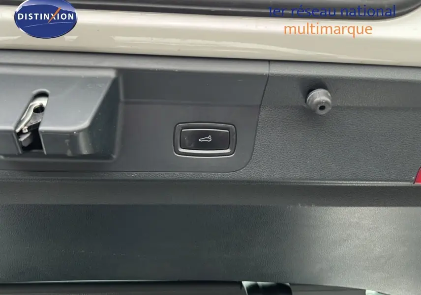 Bouton d'ouverture électrique du coffre sur le hayon intérieur d'une Porsche Panamera 4 E-Hybrid blanche de 2017.