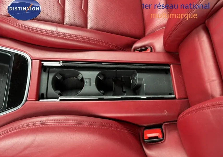 Gros plan sur la console centrale en cuir rouge bordeaux avec porte-gobelets de la Porsche Panamera 4 E-Hybrid 2017.