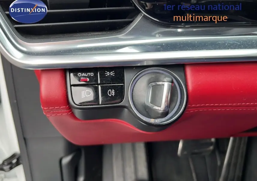 Détail du tableau de bord rouge et commandes d’éclairage sur Porsche Panamera 4 E-Hybrid blanc de 2017.