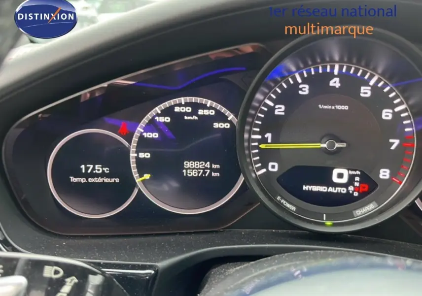 Tableau de bord de Porsche Panamera 4 E-Hybrid 2017 montrant compteurs numériques et indicateurs hybrides en gros plan.