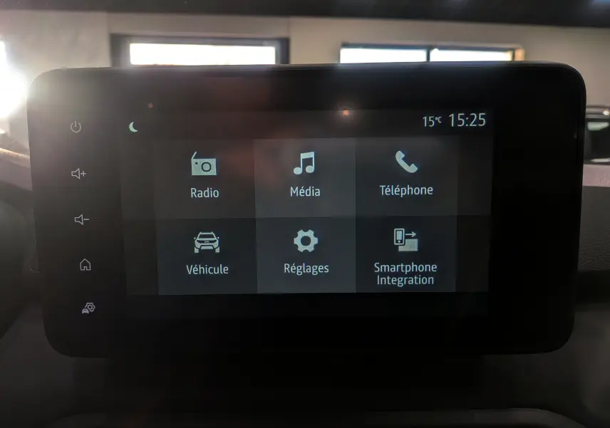 Écran tactile central du tableau de bord de la Dacia Sandero Stepway 2025, affichant les options multimédia et réglages.
