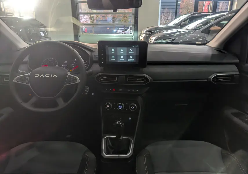 Vue intérieure avant du tableau de bord de la Dacia Sandero Stepway TCe 110, avec écran tactile et volant multifonction.