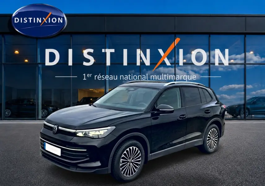 Volkswagen Tiguan 1.5 eTSI noir en 3/4 avant droit, avec jantes stylisées et signature lumineuse LED.
