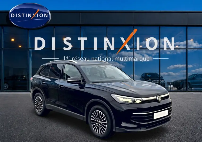 Volkswagen Tiguan noir 2025 en 3/4 avant droit avec jantes spécifiques et signature lumineuse LED.