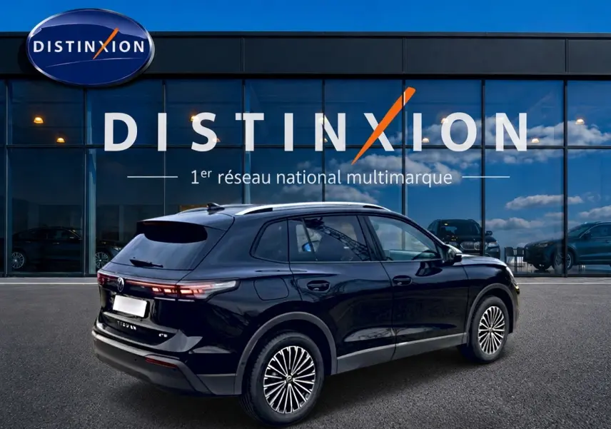 Volkswagen Tiguan 1.5 eTSI 150 Life noir, vue 3/4 arrière droit, feux arrière LED et jantes stylisées.