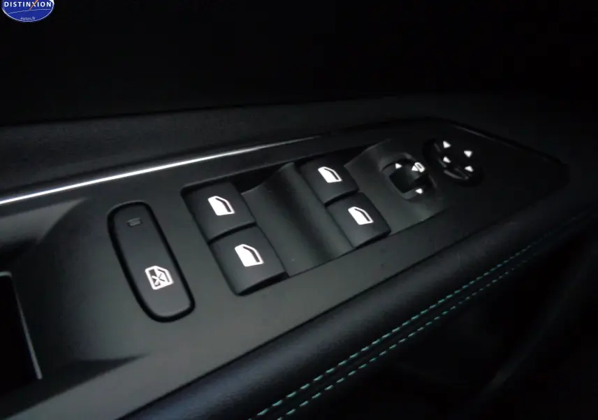 Commandes électriques des vitres et réglages des rétroviseurs sur la porte côté conducteur d'un Peugeot 3008 gris platinium 2023.