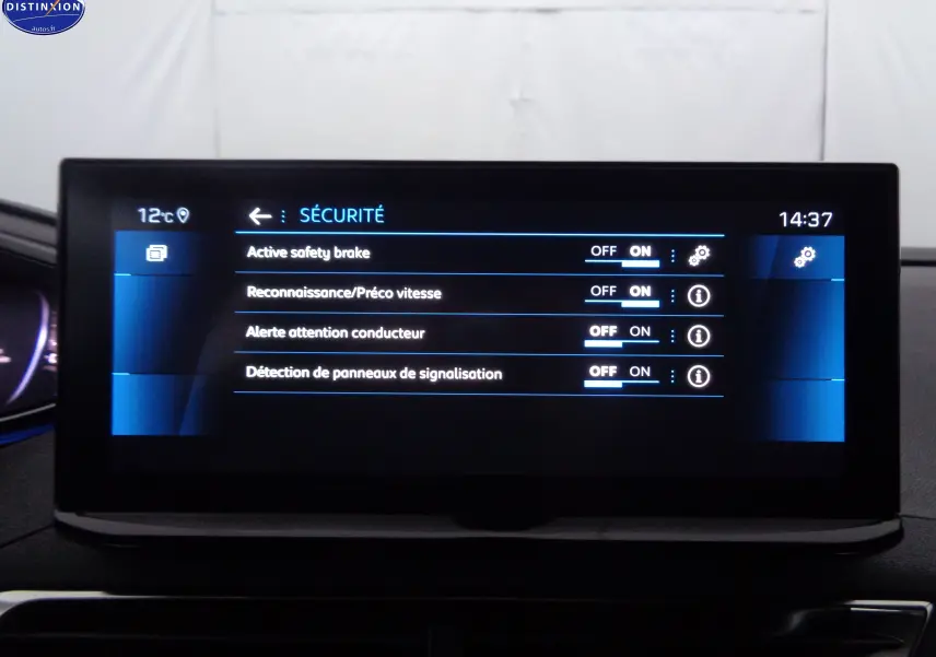 Écran tactile du tableau de bord du Peugeot 3008 2023 affichant les options de sécurité activées.