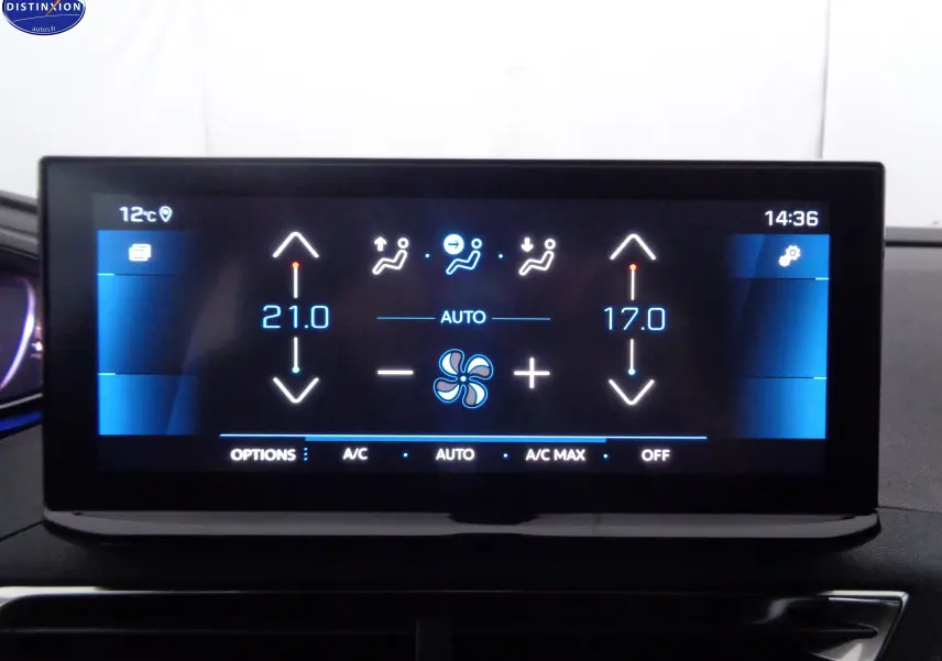Écran tactile de la climatisation automatique du Peugeot 3008 gris platinium, affichant températures 21°C et 17°C.