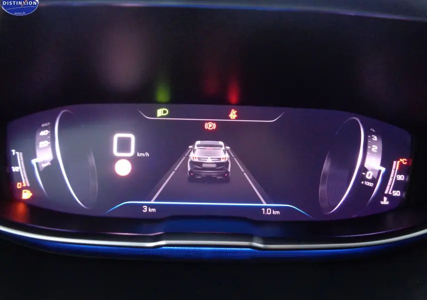 Tableau de bord numérique du Peugeot 3008 2023 affichant la vitesse à 0 km/h et un véhicule gris platinium au centre.