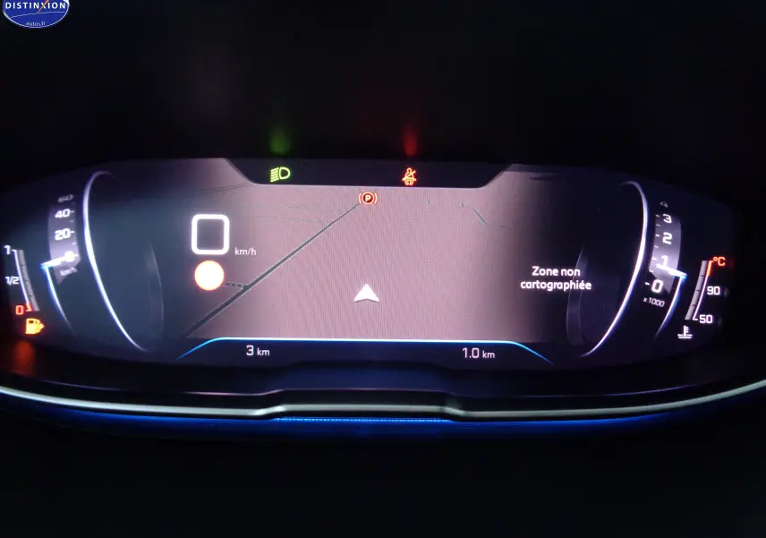 Tableau de bord numérique du Peugeot 3008 2023, affichant la vitesse, compte-tours et carte non cartographiée.