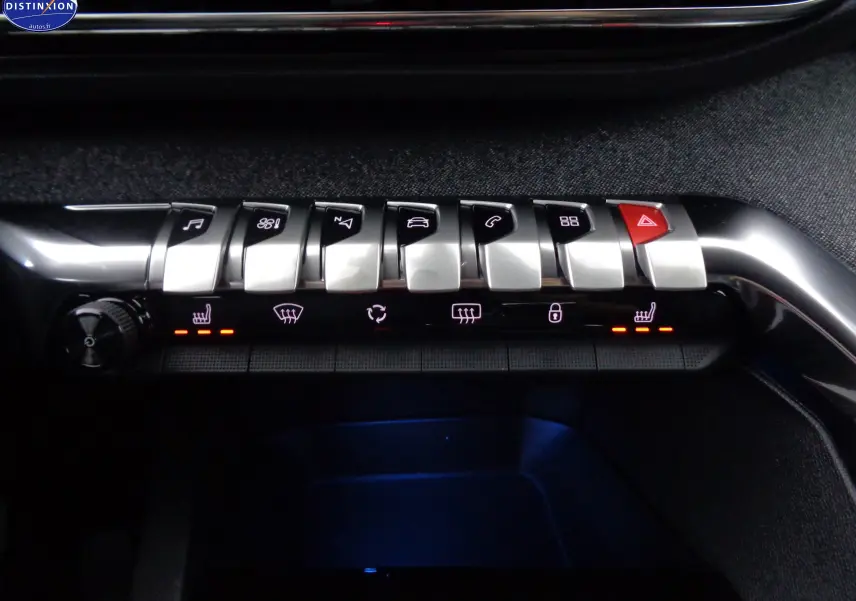 Gros plan sur la rangée de boutons métalliques du tableau de bord du Peugeot 3008 gris platinium, avec commandes éclairées.