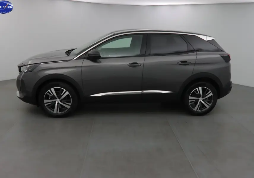Profil côté gauche du Peugeot 3008 gris platinium métal 2023 avec jantes alliage bicolores et toit noir contrasté.