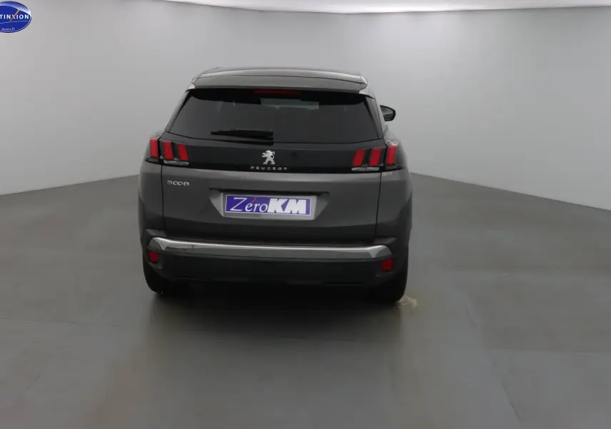 Vue arrière d'un Peugeot 3008 gris platinium métal 2023 avec feux LED et hayon fermé dans un studio.