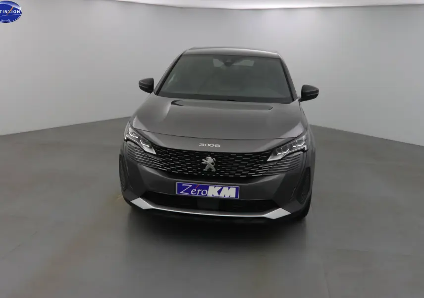 Vue de face d'un Peugeot 3008 gris platinium métal 2023 avec calandre noire et phares LED distinctifs.