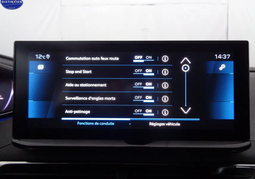 Écran tactile du tableau de bord du Peugeot 3008 gris platinium, affichant les réglages d'aides à la conduite.