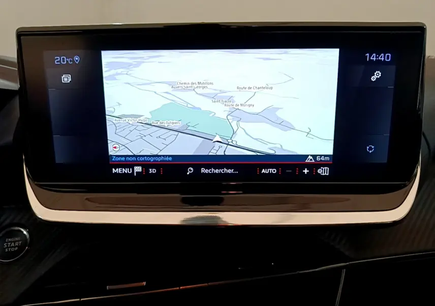 Écran tactile central affichant la navigation dans l'habitacle d'une Peugeot 208 blanche PureTech 2020.