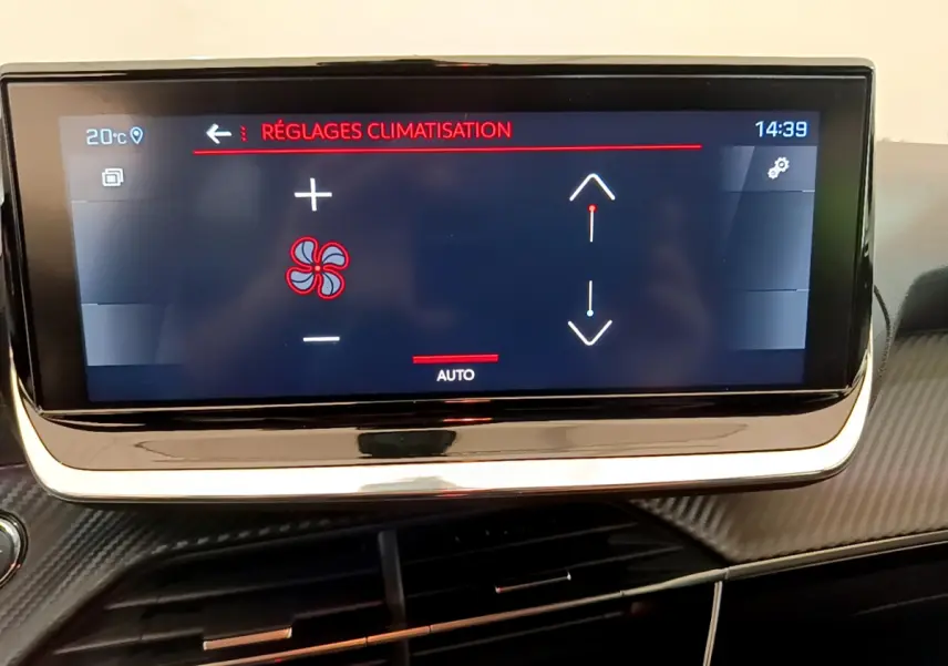 Écran tactile central affichant les réglages de climatisation dans l'habitacle d'une Peugeot 208 blanche de 2020.